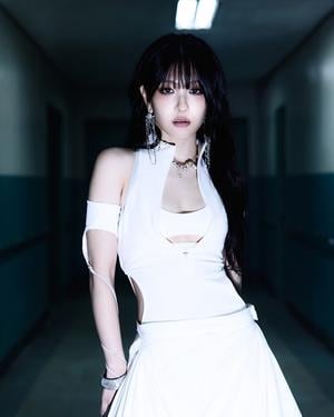 تم وصف الأغنية المنفردة الأولى لعضوة Ex-fromis_9 Seoyeon (Y:SY) "NAKED" بأنها أغنية R&B من إنتاج C'SA وJinsol.