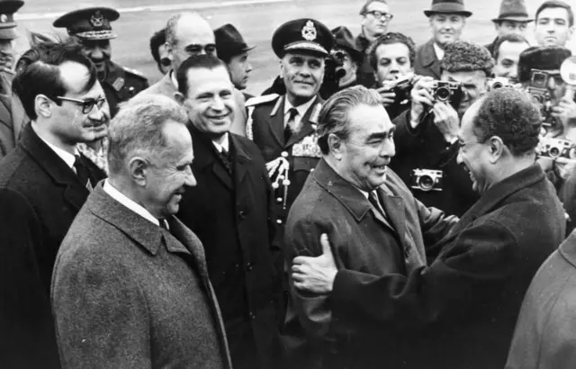 ليونيد إيليتش بريجنيف، الأمين العام للحزب الشيوعي السوفييتي، يحيي الرئيس المصري أنور السادات  الذي كان في موسكو لطلب الدعم السياسي والمعدات العسكرية لاستخدامها في الحرب الوشيكة بين مصر وإسرائيل عام 1971.