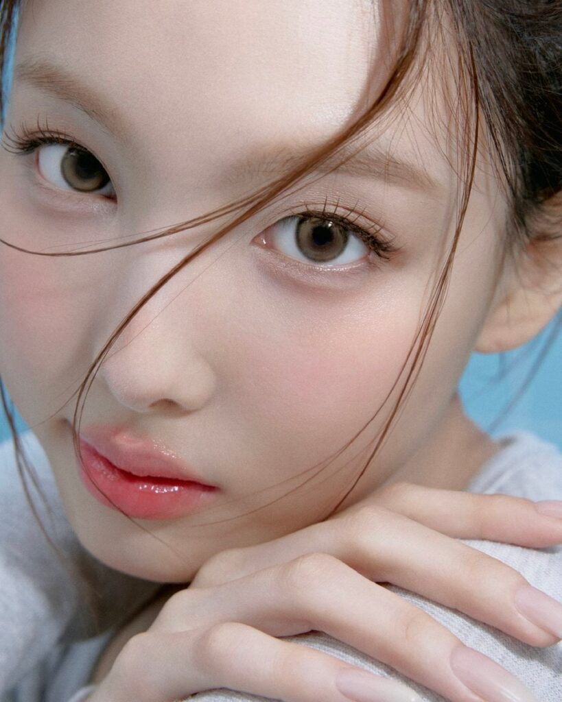 251102 تحديث تويتر fwee_makeup - سر بشرة نايون المتوهجة التي تبقى حتى عند تكبير الصورة هو... Spa Glowing SPF Tone Up Prep