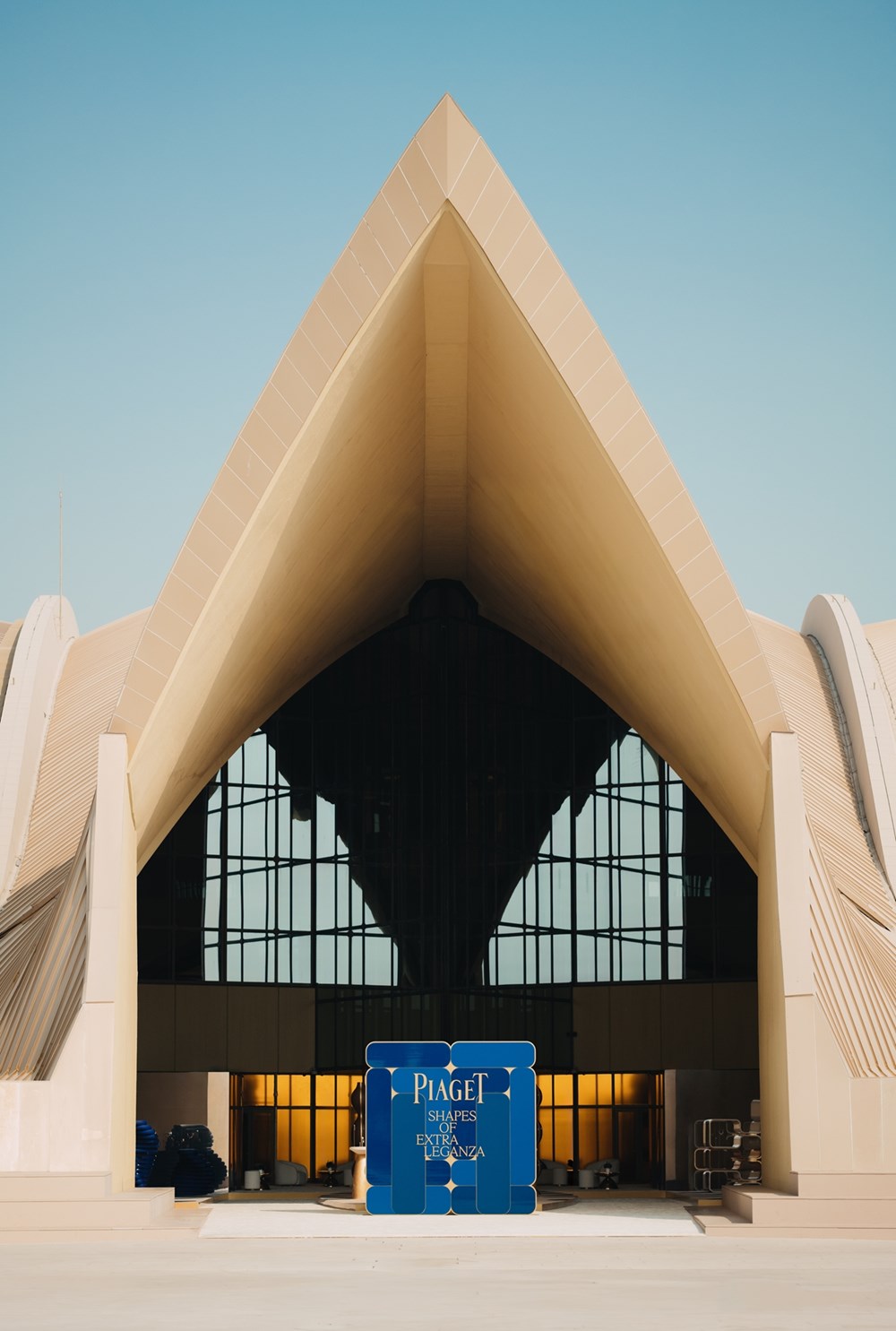 «بياجيه» تضيء سماء أبوظبي بجمال استثنائي في «أشكال الأناقة الفائقة»