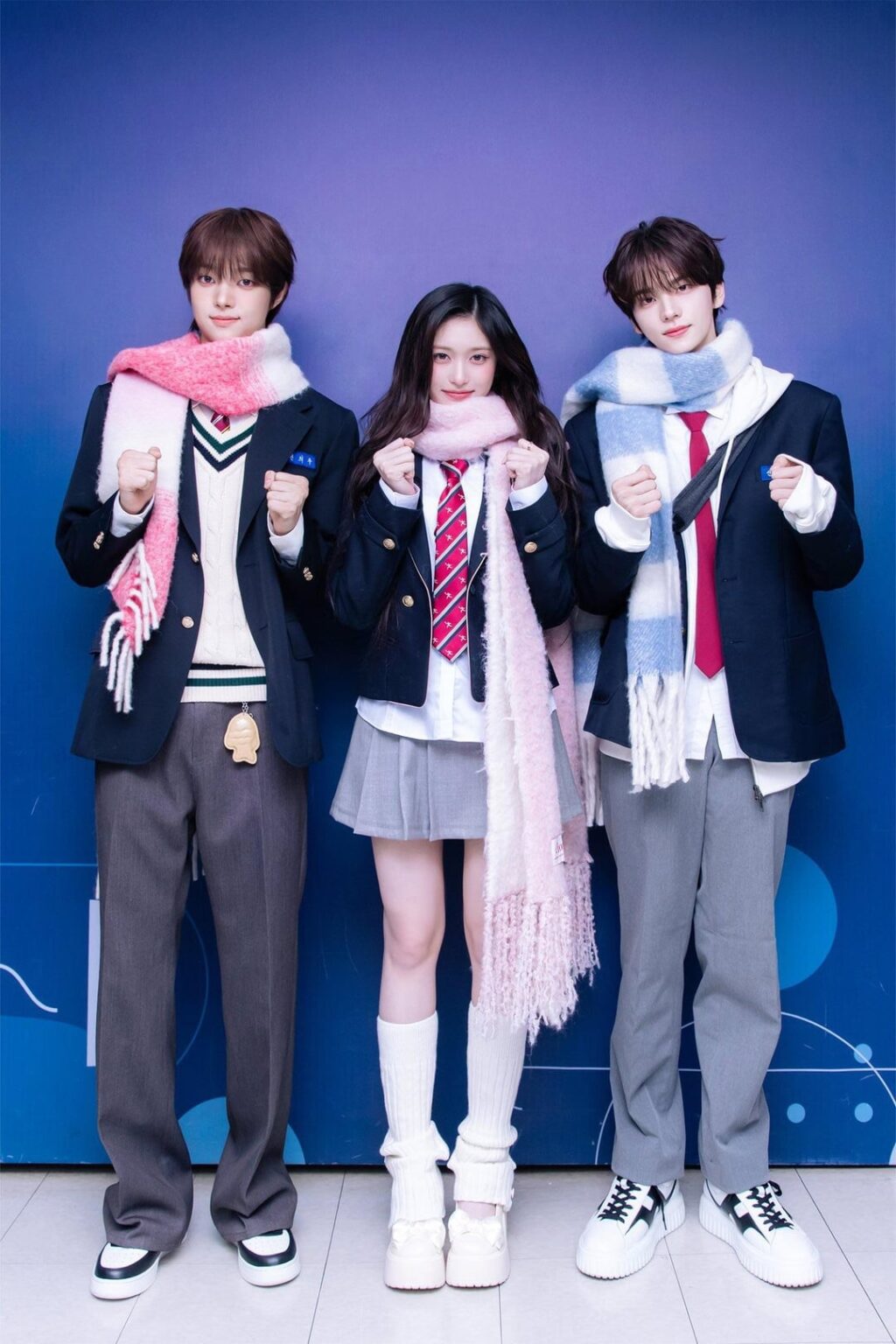 251109 تحديث تويتر kpop_sbs مع MC Leeseo. MCs EJ (&TEAM) وShinyu (TWS) - صور ما بعد العرض @ Inkigayo