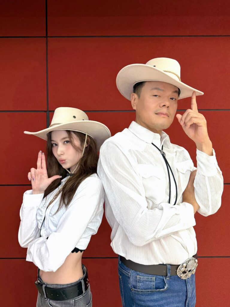 251107 تحديث الانستقرام asiansoul_jyp - اليوم الساعة 6 مساءً! 🌇 الكشف عن تحدي #HappyHour مع #Sana 💃✨ من فضلكم تطلعوا إليه 🤠 #ParkJinYoung #JYPark #TWICE #SANA