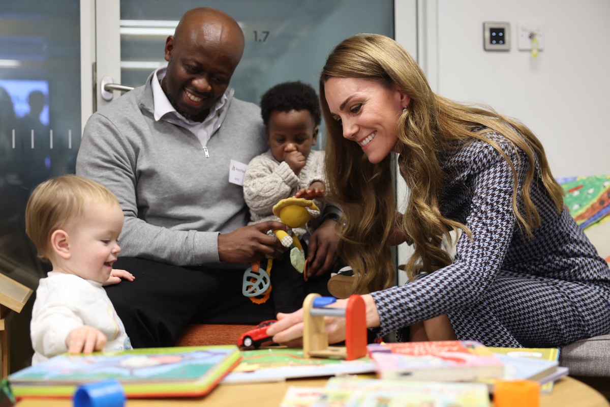 كيت ميدلتون تلعب مع الاطفال في يوم مخصّص لدعم صحّتهم النفسية (أ.ف.ب)