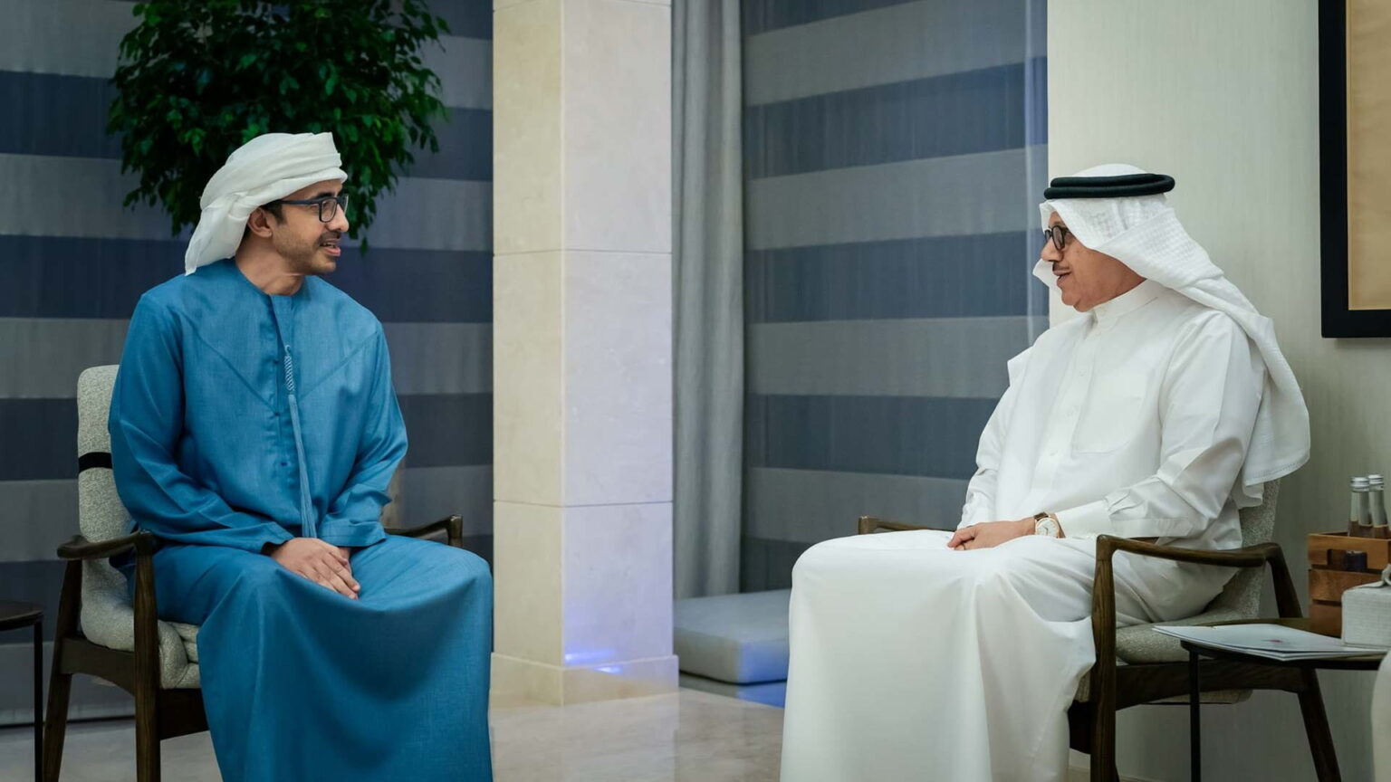 عبد الله بن زايد وعبد اللطيف الزياني يبحثان تعزيز العلاقات الأخوية