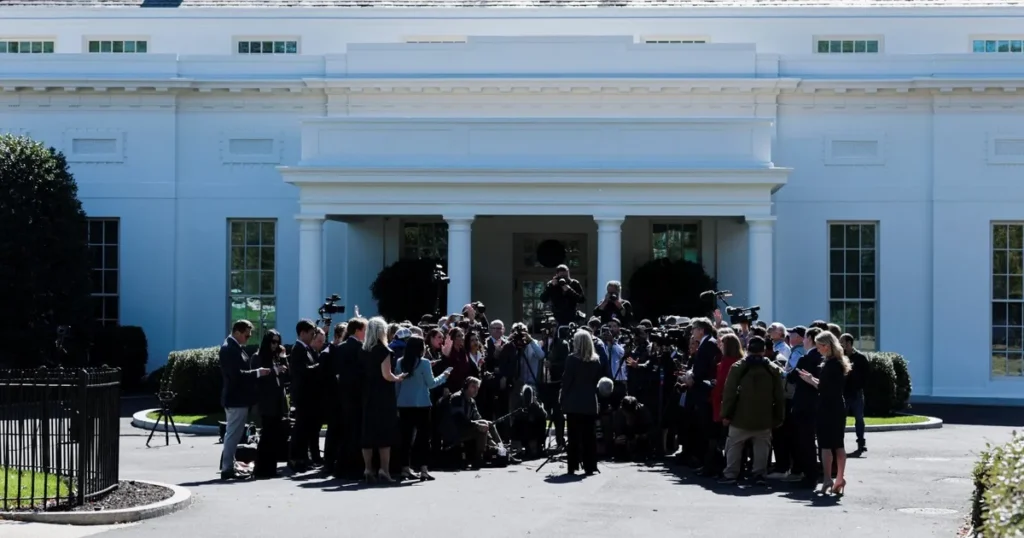 إدارة ترمب تفرض قيوداً على حركة الصحافيين في البيت الأبيض