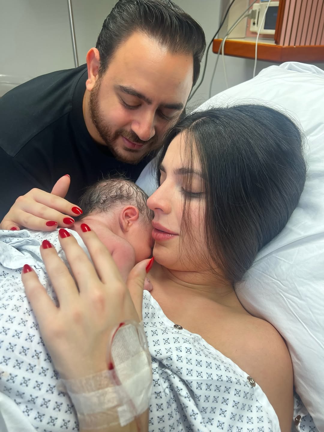 ملكة جمال لبنان 2017 بيرلا حلو برفقة مولودتها سيليا وزوجها مارسيل طالب  (إنستغرام).