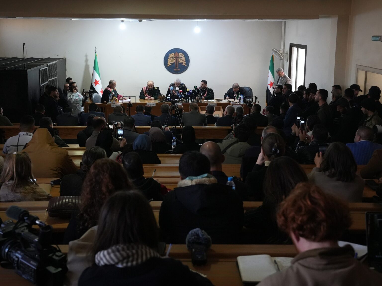 بدء محاكمات علنية لمتهمين بانتهاكات في أحداث الساحل السوري | أخبار