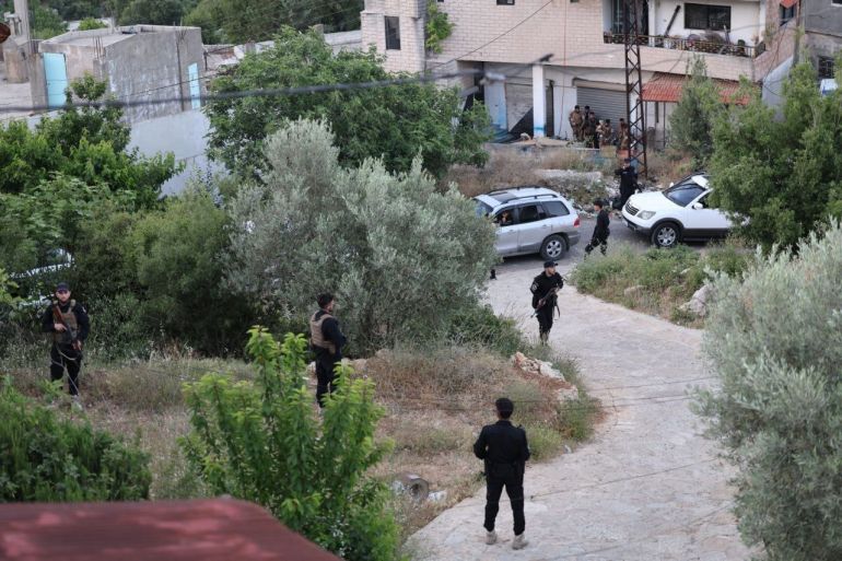 قوى الأمن الداخلي في محافظة اللاذقية تواصل تنفيذ عملية أمنية لملاحقة المتورطين في الهجوم الذي استهدف مركز الاتصالات في قرية الدالية بريف جبلة- الصورة من الاخبارية السورية على تويتر