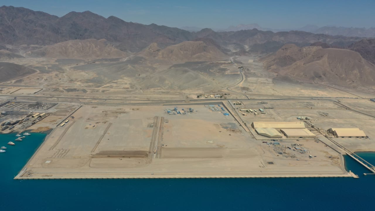 أعمال تنفيذ محطة سفاجا 2 داخل ميناء سفاجا البحري