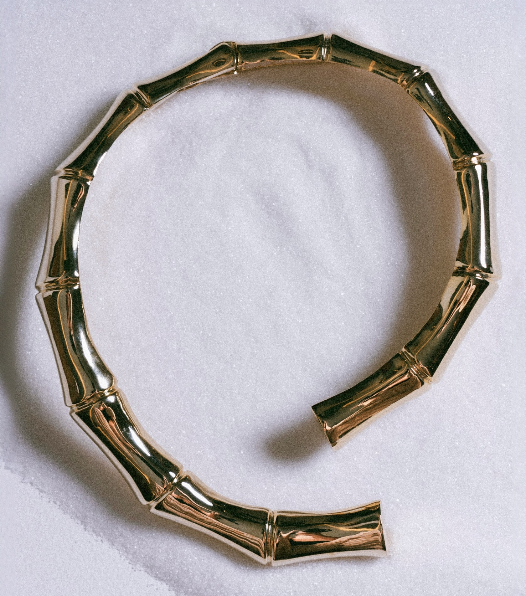 إكسسوار من تصميم كارين طويل لعلامة كارولين لانغ (إنستغرام) 