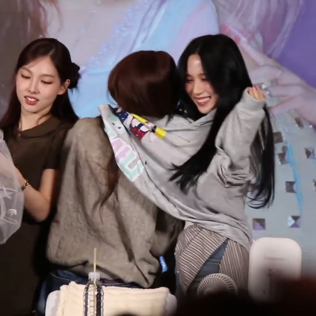 251115 - سناء ومينا يتصارعان في قميصهما الزوجي