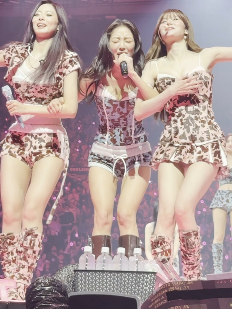 251109 - جيهيو تحضر تزويو وسانا لأغنية "ما هو الحب؟" كوبري!