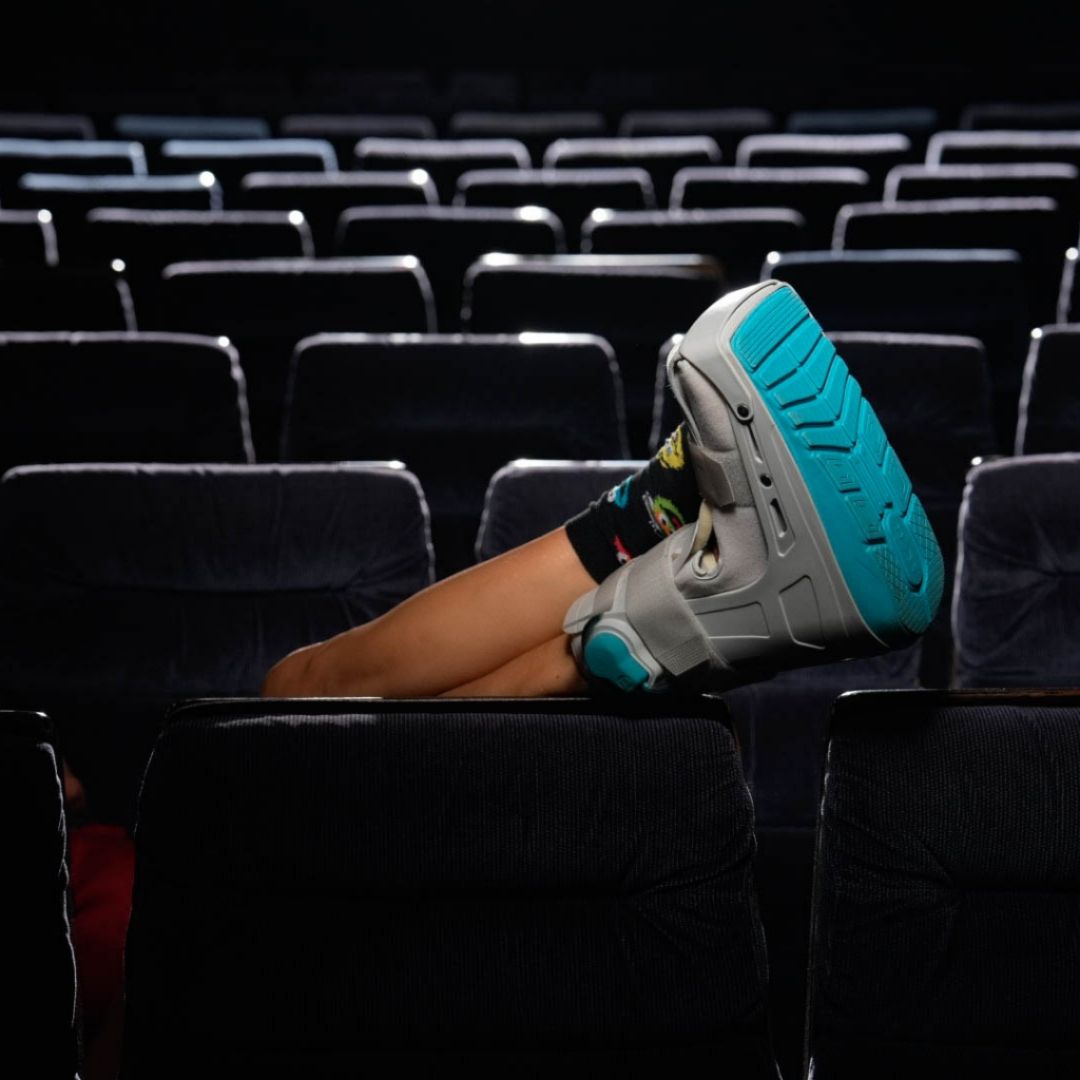 الممثلة ندى أبو فرحات في بوستر مسرحية آخدة كسرة (إنستغرام)