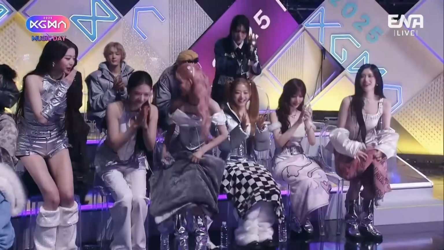 فازت فرقة 251115 IVE بجائزة "ENA K-POP Artist" في حفل توزيع جوائز 2025 KGMA (جوائز الموسيقى الكورية الكبرى).