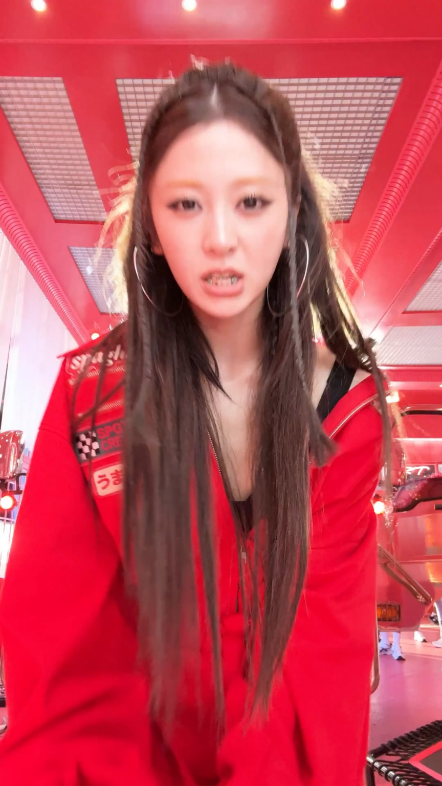 251101 تحديث LE SSERAFIM على التيك توك مع كيم تشايوون وهوه يونجين - 𝙒𝙤𝙤𝙤!؟