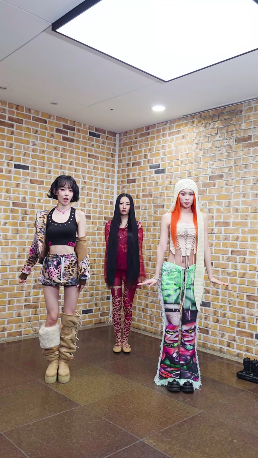 251108 تحديث LE SSERAFIM على التيك توك مع مياواكي ساكورا وكيم تشايوون - تناول الطعام مع سونمي❤️‍🩹🍝 (تحدي السباغيتي)