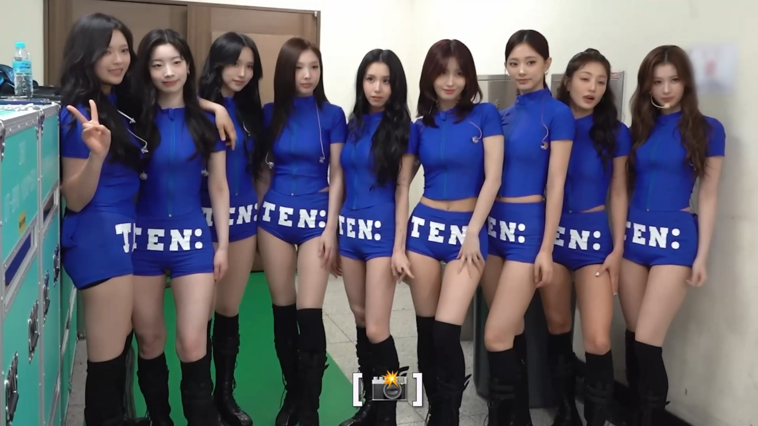 251121 - عضوتنا الجميلة توايس بزيهن الأزرق في لقاء المعجبين!