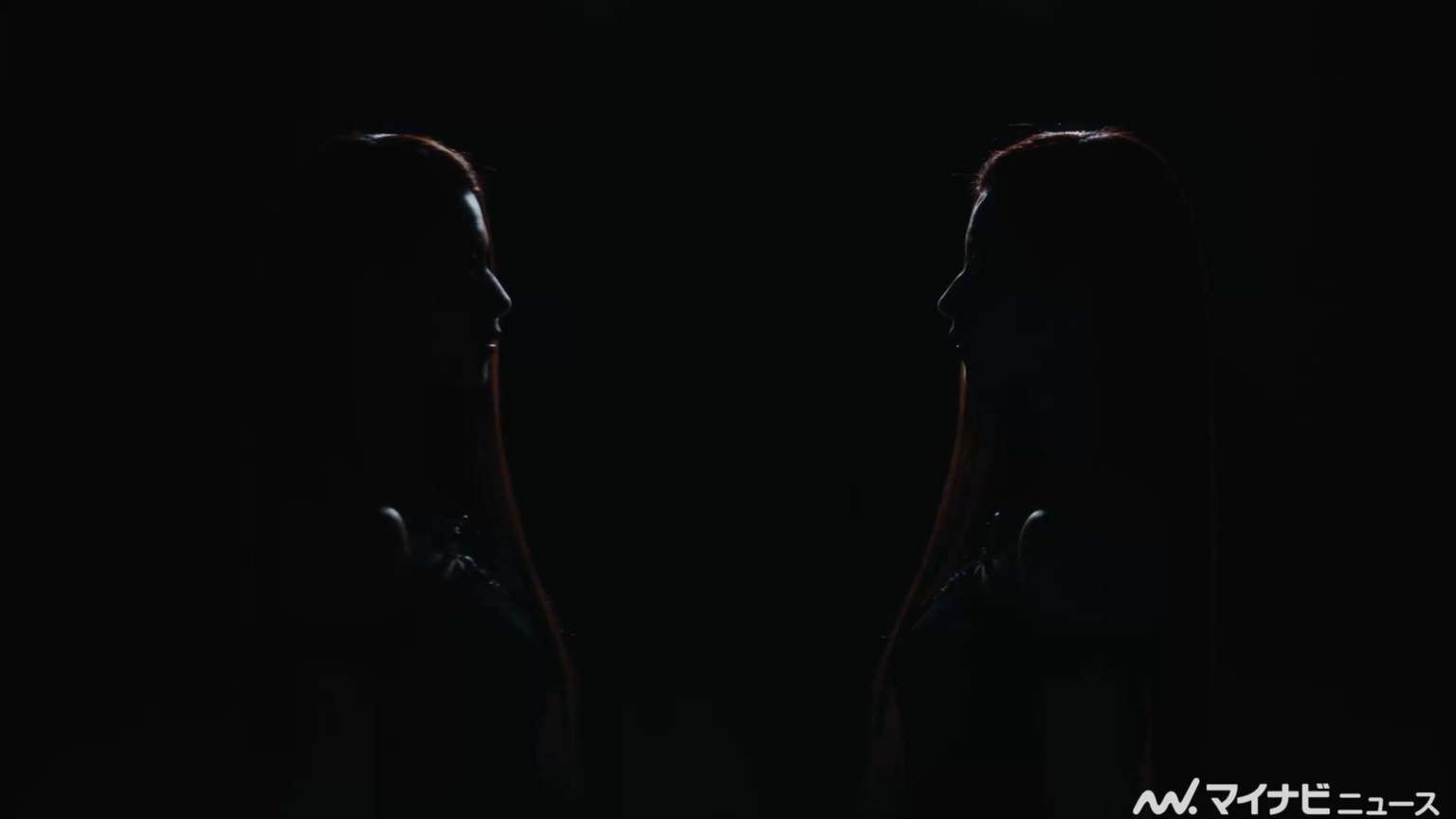 251104 mynavinews-entame تحديث يوتيوب - سانا عضوة TWICE تأسر الأنظار بتعبيراتها الجذابة وهي ترقص بفستان يبرز ساقيها الجميلتين وخصرها النحيف. تم إطلاق الفيديو التجاري الجديد وخلف الكواليس لأغنية "Sweet".