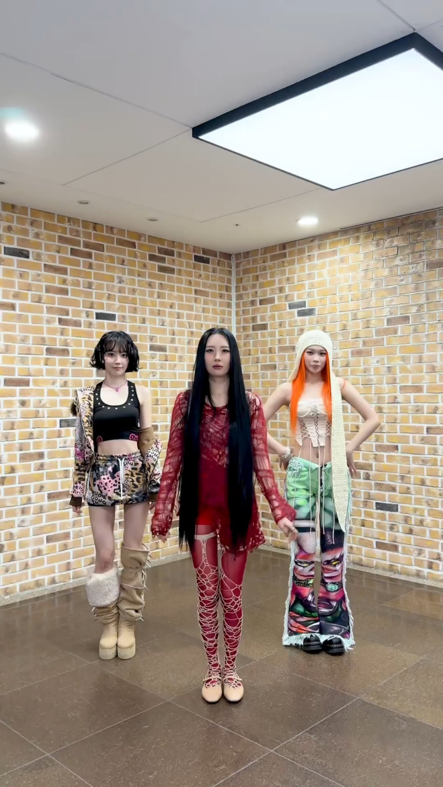 251077 أمبواتي أت، هوشيث وداياس.