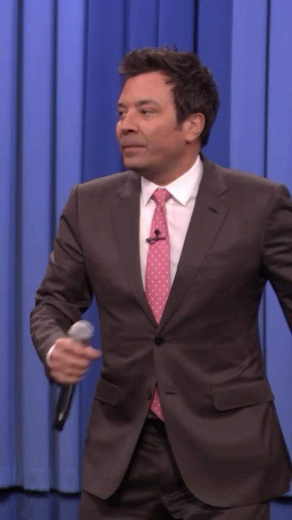 251118 - أريانا غراندي وجيمي فالون يغنيان مقتطفاً من أغنية APT لروزي وبرونو مارس في برنامج The Tonight Show بطولة جيمي فالون