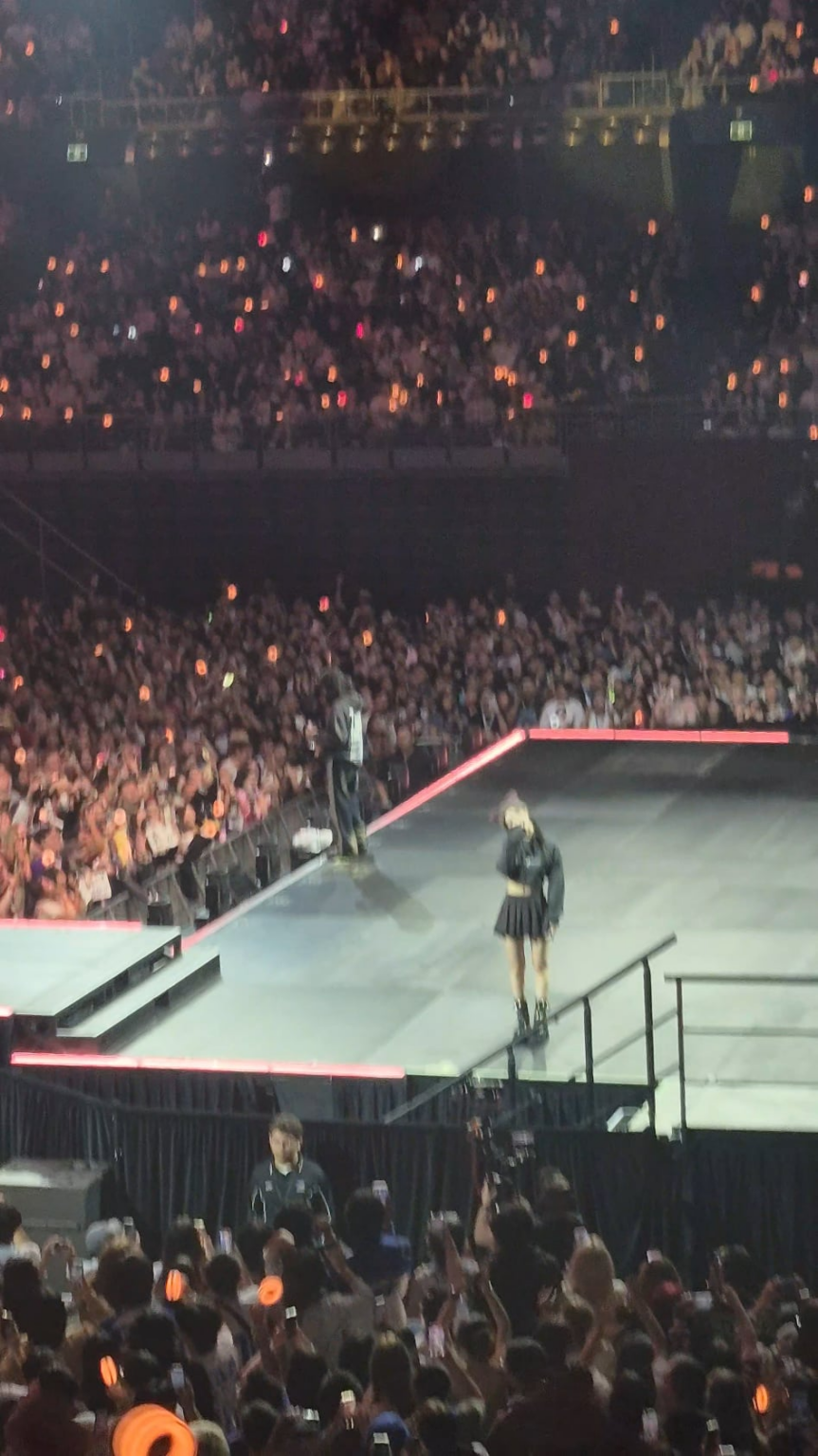 فهل تمكنت من رؤية داهيون وهي ترصد كاميرا هاتفي في عرض سيدني أم أنني أتخيل ذلك 😅؟