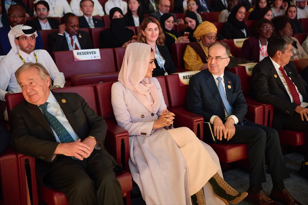 الشيخة موزة بإطلالة أنيقة بعناية في مؤتمر القمة العالمي الثاني للتنمية الاجتماعية (انستغرام)