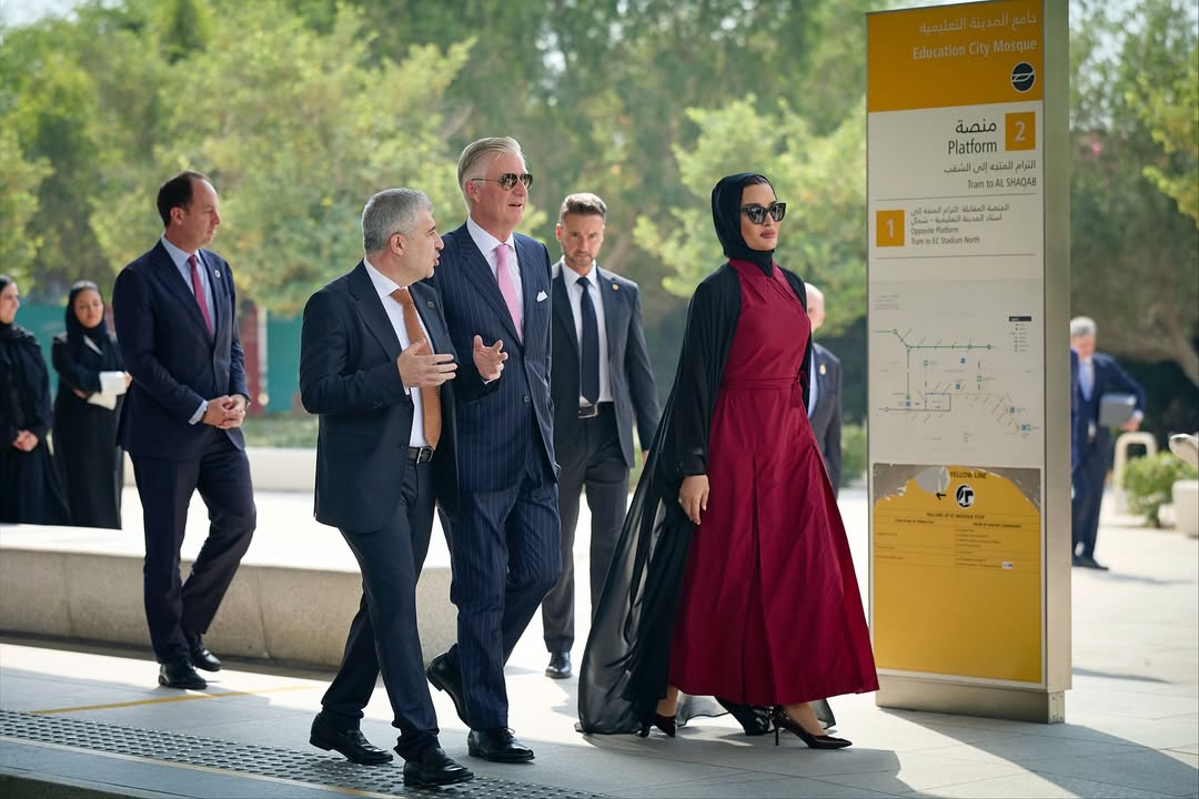 اطلالة الشيخة موزة في استقبال جلالة الملك فيليب (انستغرام)