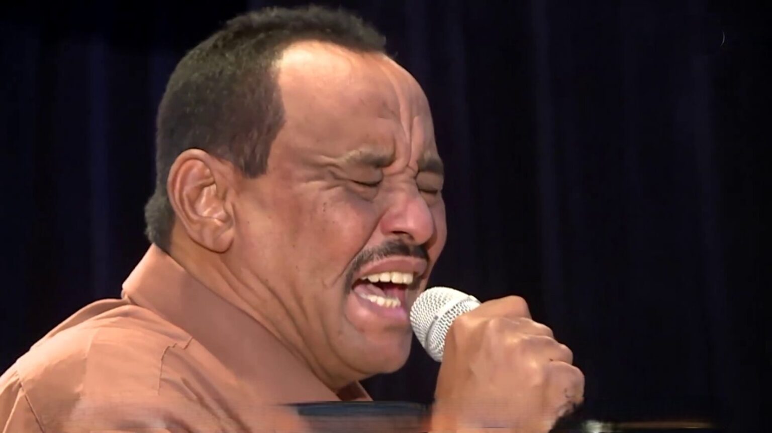 عبد الوهاب وردي يغني للحرب ويشعل عاصفة غضب في السودان عبد الوهاب وردي يغني للحرب ويشعل عاصفة غضب في السودان