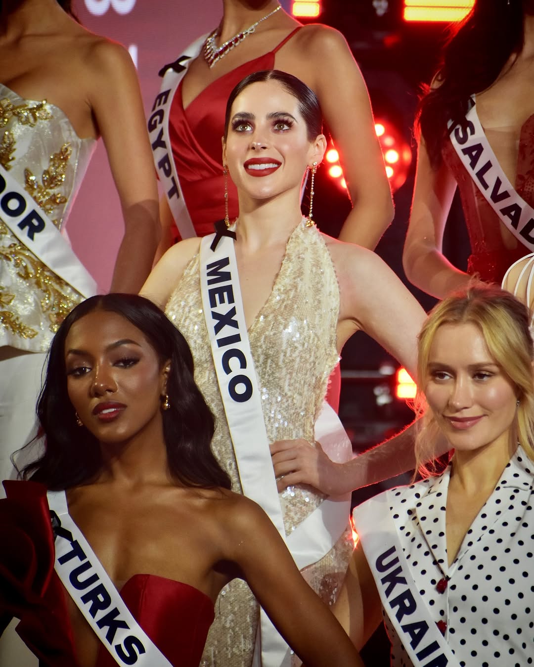 ملكة جمال المكسيك فاطمة بوش خلال حفل تسليم الأوشحة في مسابقة ملكة جمال الكون (الصورة من حساب بوش في إنستغرام)