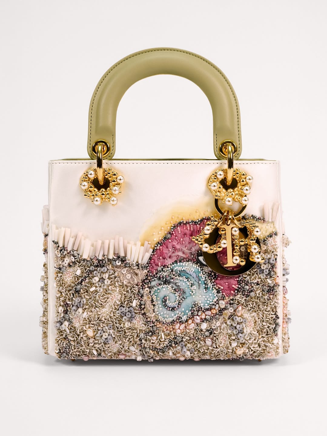 تصميم الفنانة الكويتية اليمامة راشد من تعاونها مع دار ديور العالمية (إنستغرام).