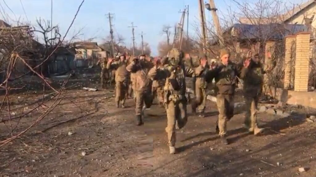 حقيقة فيديو استسلام جنود أوكرانيين للقوات الروسية في كوبيانسك | أخبار