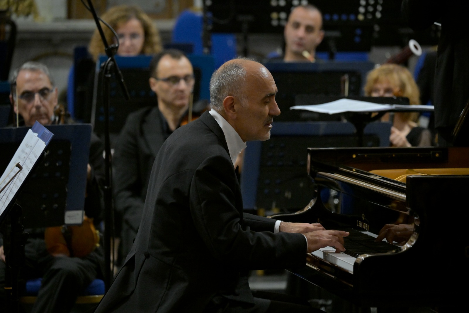 عازف البيانو والمؤلف عبد الرحمن الباشا (المكتب الإعلامي).