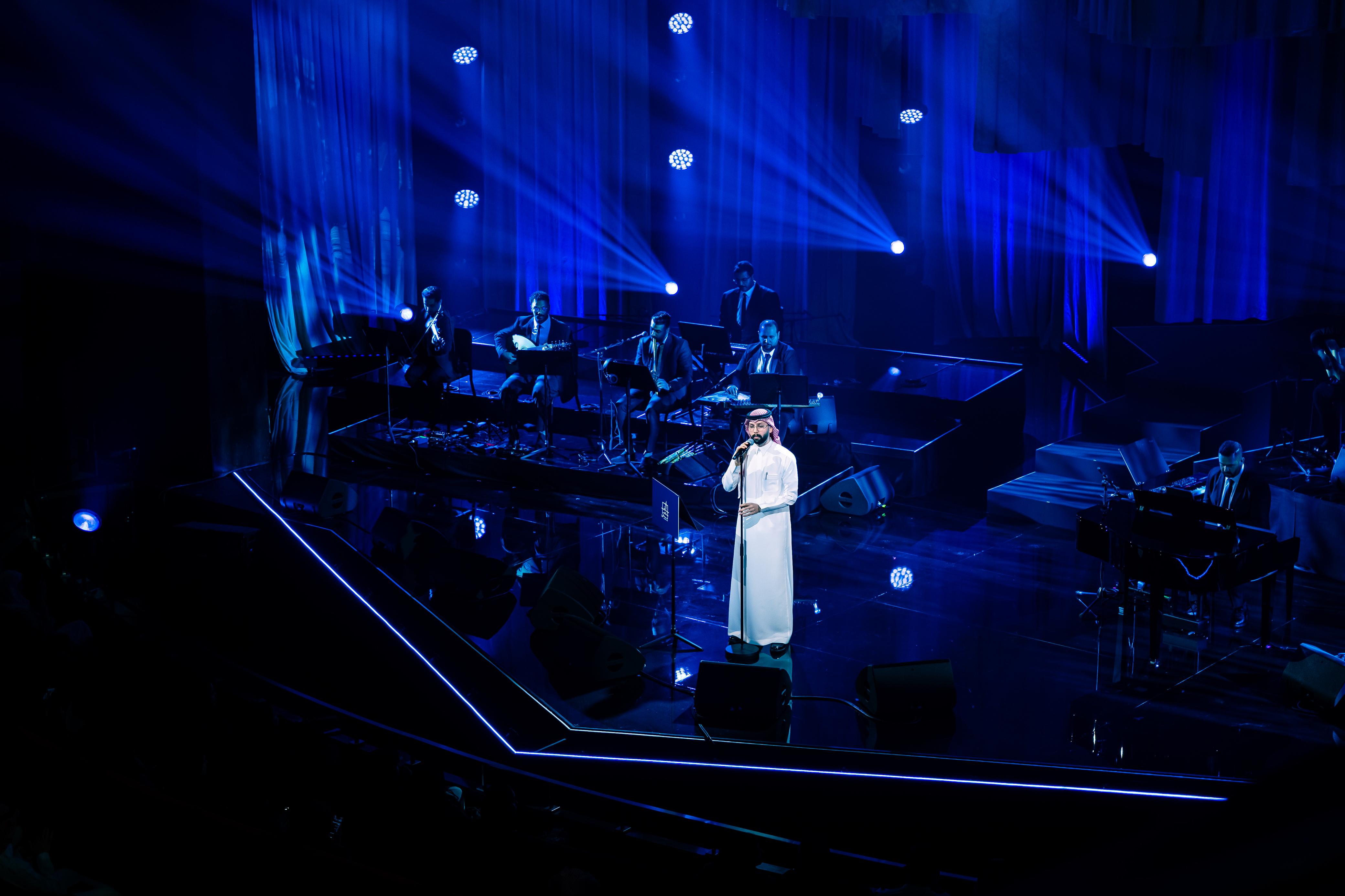 الفنان بدر عبدالحكيم يحيي ثالث ليالي مهرجان الغناء بالفصحى في الظهران (المكتب الإعلامي).