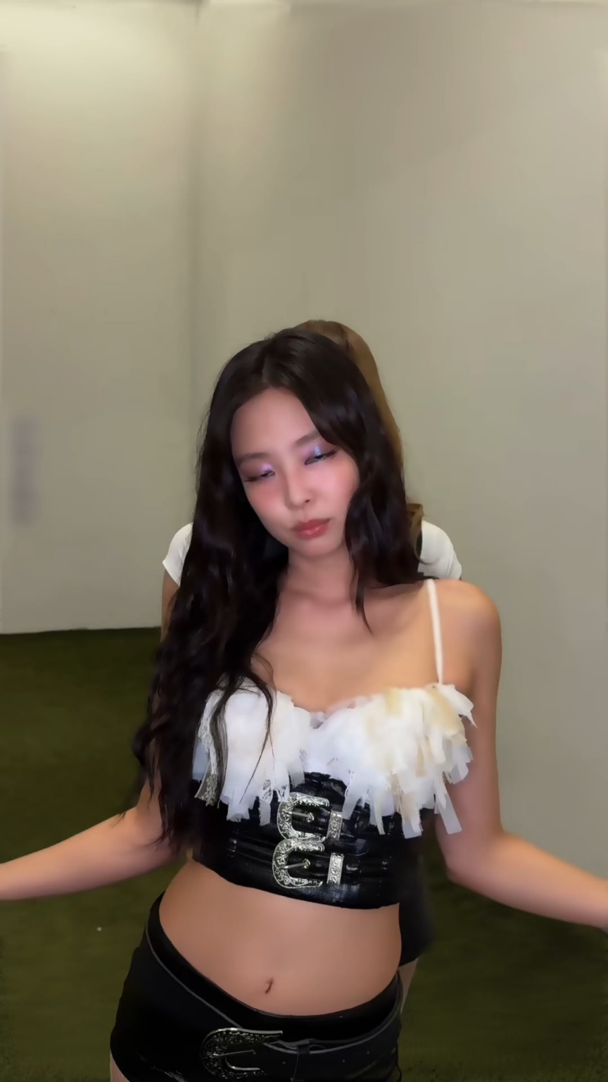 251103 تحديث ليزا على التيك توك: "اثنتان من النحل في الفخ"