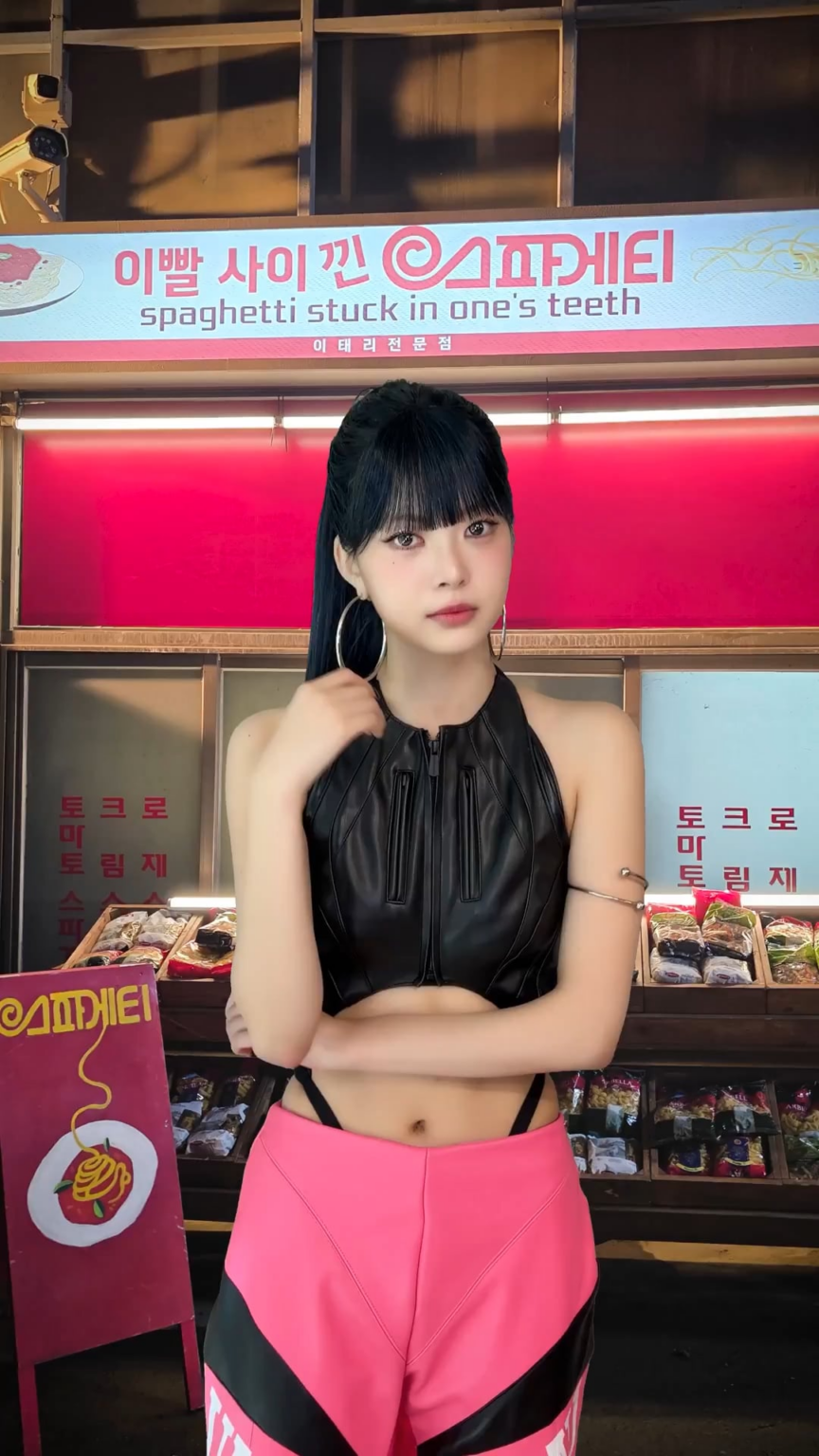 251102 - تحديث تويتر LE SSERAFIM مع Kazuha و Hong Eunchae - أنا الأخت الصغيرة 💁‍♀️