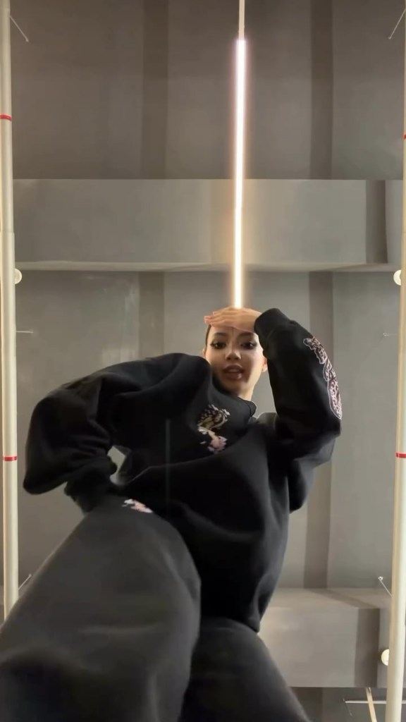 251101 تحديث ليسا (بصوت عال) على التيك توك