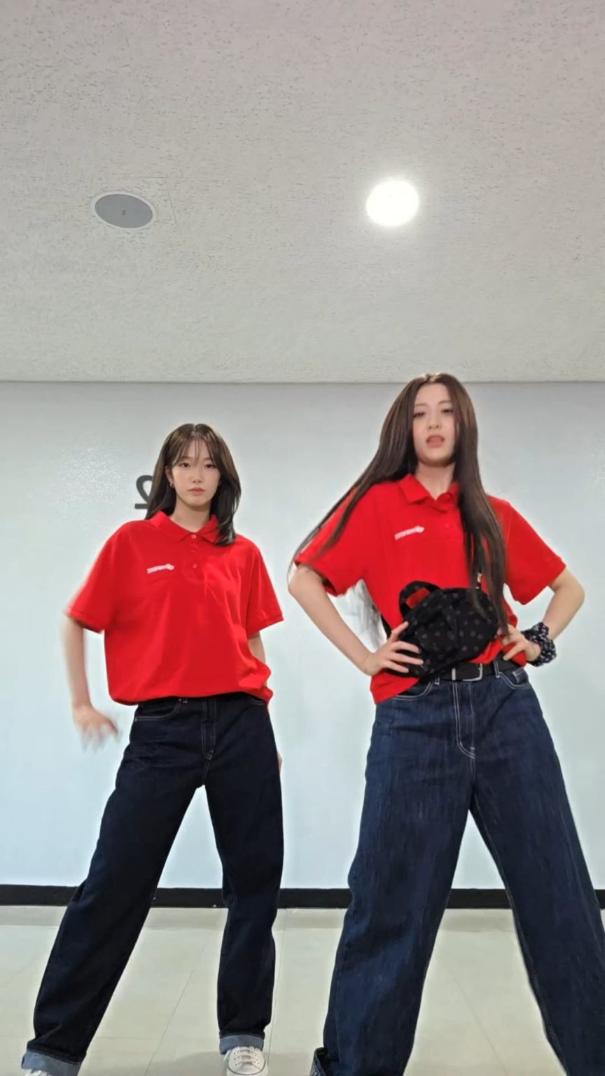 251114 تحديث LE SSERAFIM على التيك توك مع هوه يونجين وكازوها - هذه الحركة 🤙😏