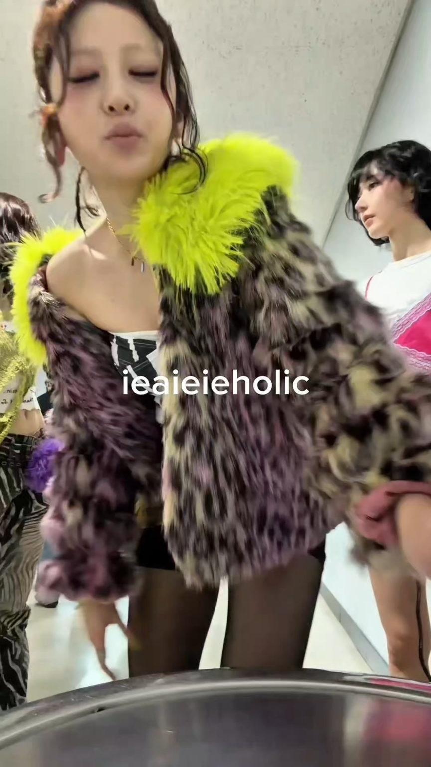 251104 LO SSERAFIM أنا ذاهب إلى سر القربان، لست متأكدًا مما إذا كنت على حق.