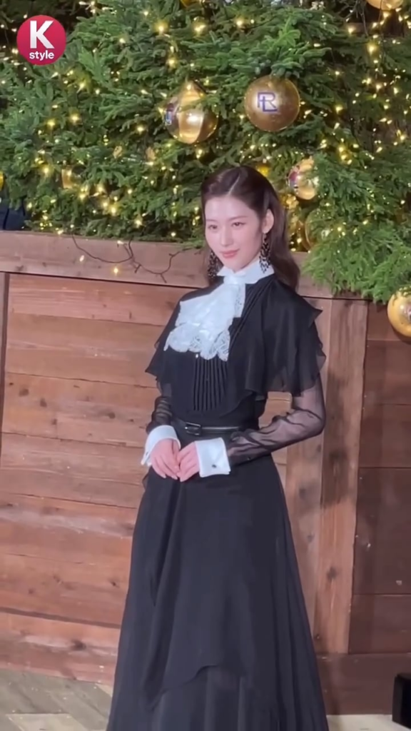 251117 تحديث انستقرام Kstylenews - [Interview Report] سانا توايس تظهر في حفل إضاءة شجرة رالف لورين 🌲✨ إطلالة نبيلة في العطلة حظيت بالكثير من الاهتمام💕 سيتم توفير تقرير مفصل لاحقاً.