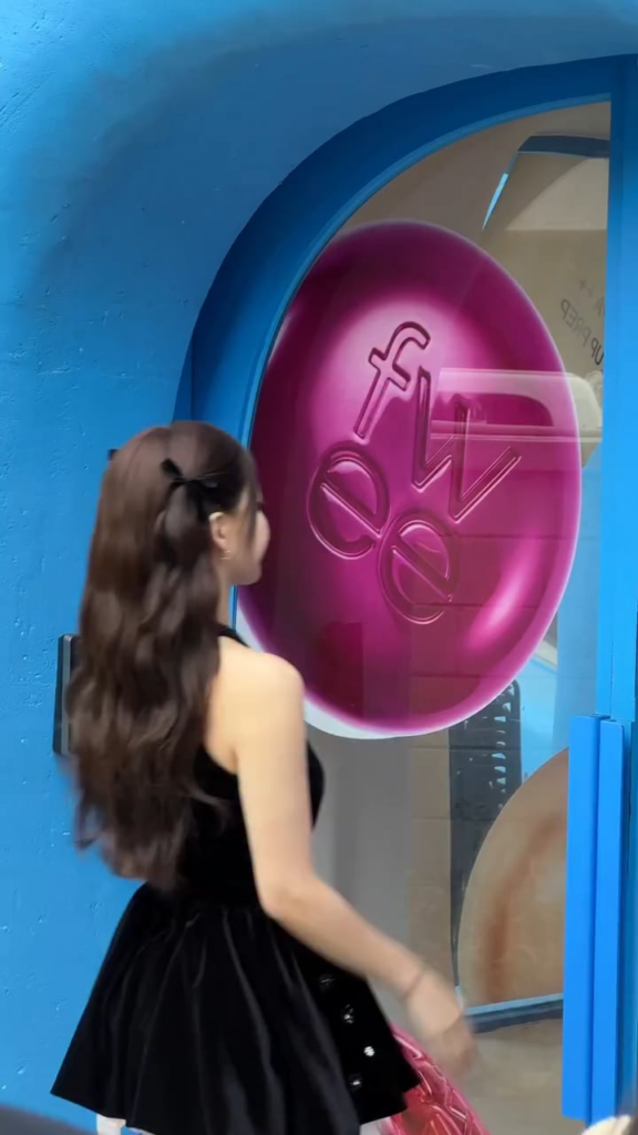 251120 تحديث الانستقرام fwee_makeup: اليوم، قامت نايون بزيارة إلى fwee Agit Seongsu🖤🏠