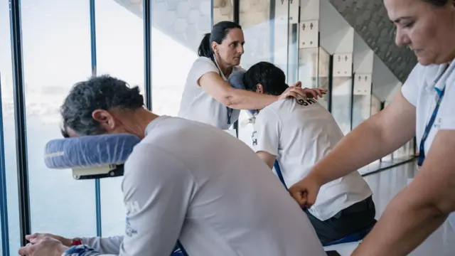 ريتشارد، فريق كندا للسباقات المحيطية - قارب "بي ووتر بوزيتيف" (OBR)، بقيادة بيب هير، يتلقى تدليكًا بعد وصوله إلى منطقة التحليق البرتغالية خلال المرحلة الثانية من سباق المحيطات الأوروبي 2025 في ماتوسينوس، البرتغال، في 20 أغسطس/آب 2025