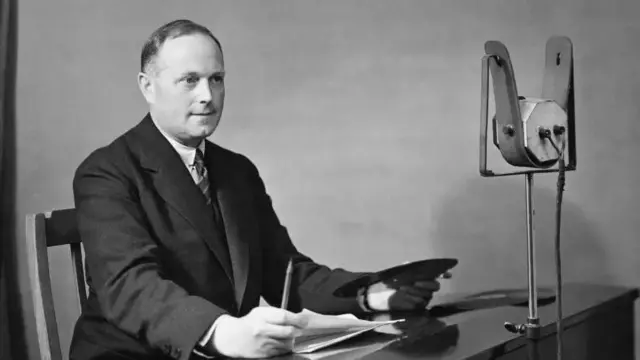 أول صوت على بي بي سي، قام آرثر بوروز بقراءة نشرة أخبار الساعة السادسة مساءً في 14 نوفمبر 1922