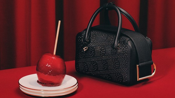 «Delvaux» تحتفي بسحر التفاصيل وأناقة الحرفة