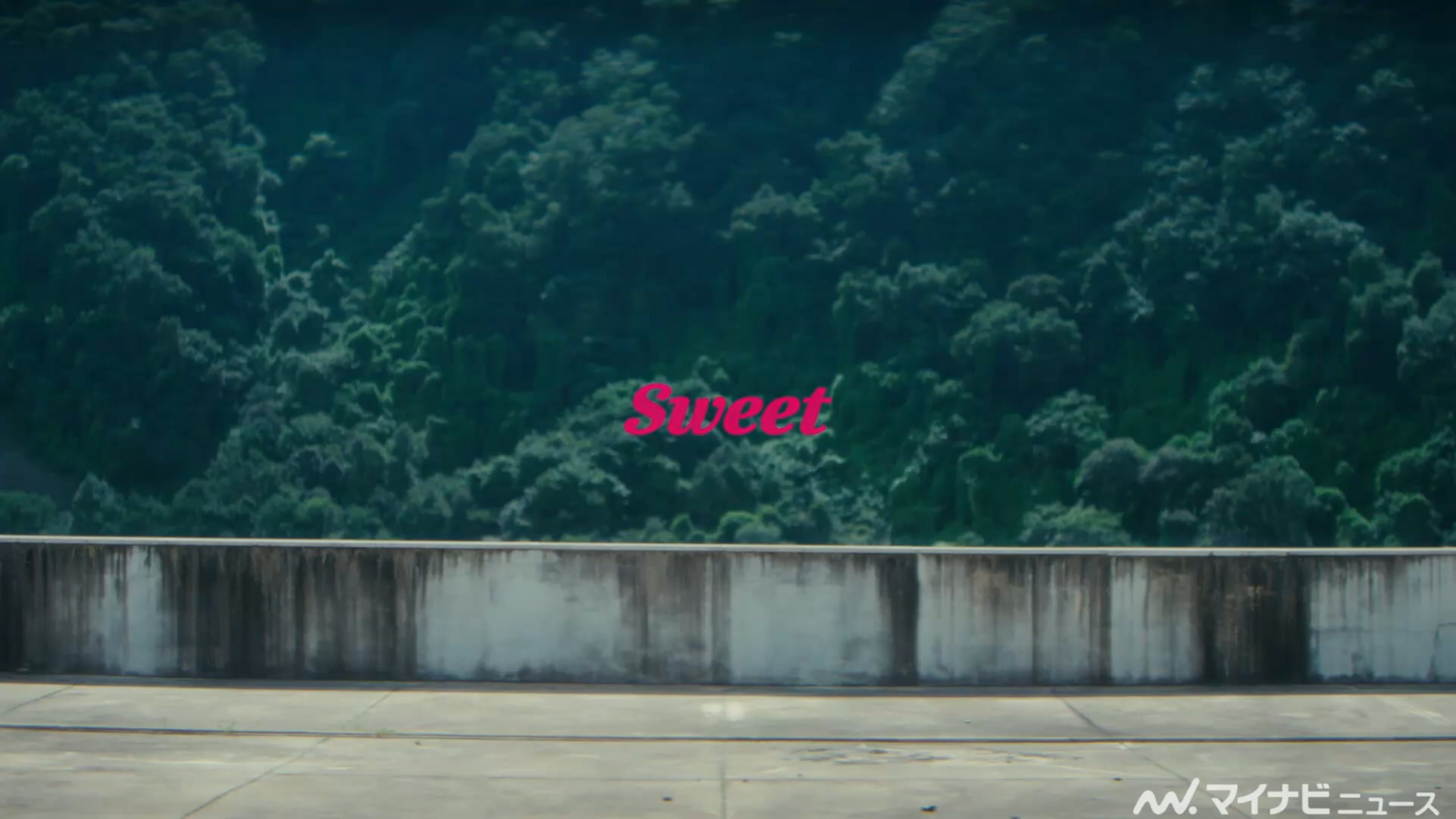 251104 تحديث اليوتيوب mynavinews-entame - Jeongyeon عضوة TWICE تظهر ساقيها الجميلتين في بدلة حمراء زاهية وتنورة قصيرة، آسرة بتعبيرها الجذاب. تم إطلاق الفيديو التجاري الجديد وخلف الكواليس لأغنية "Sweet".