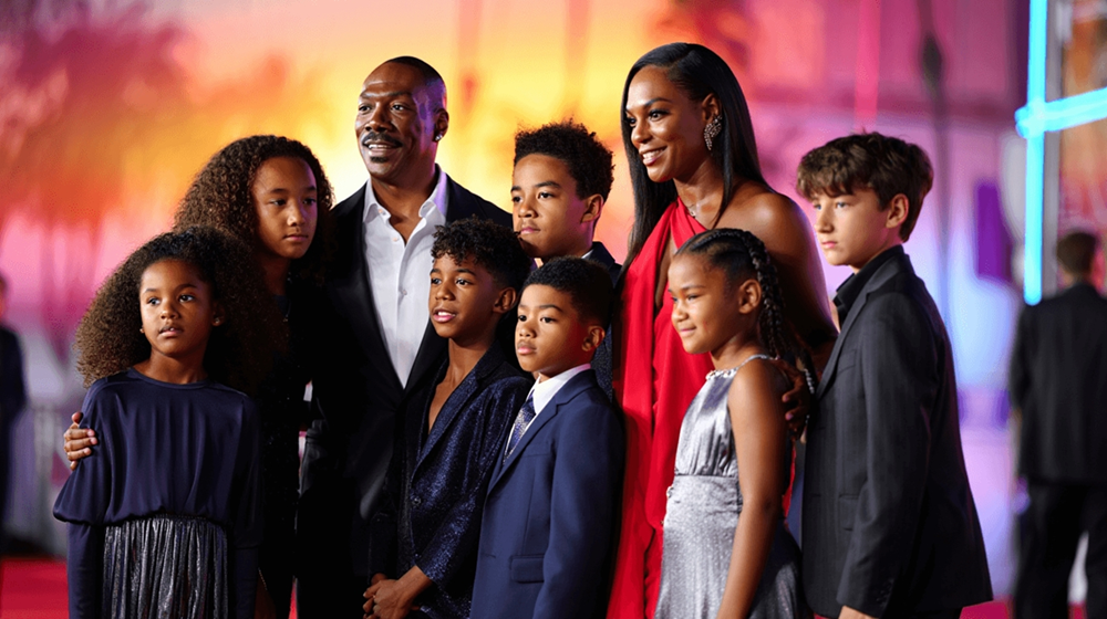 إيدي ميرفي يكشف عن «قوته الخارقة» كأب لعشرة أطفال