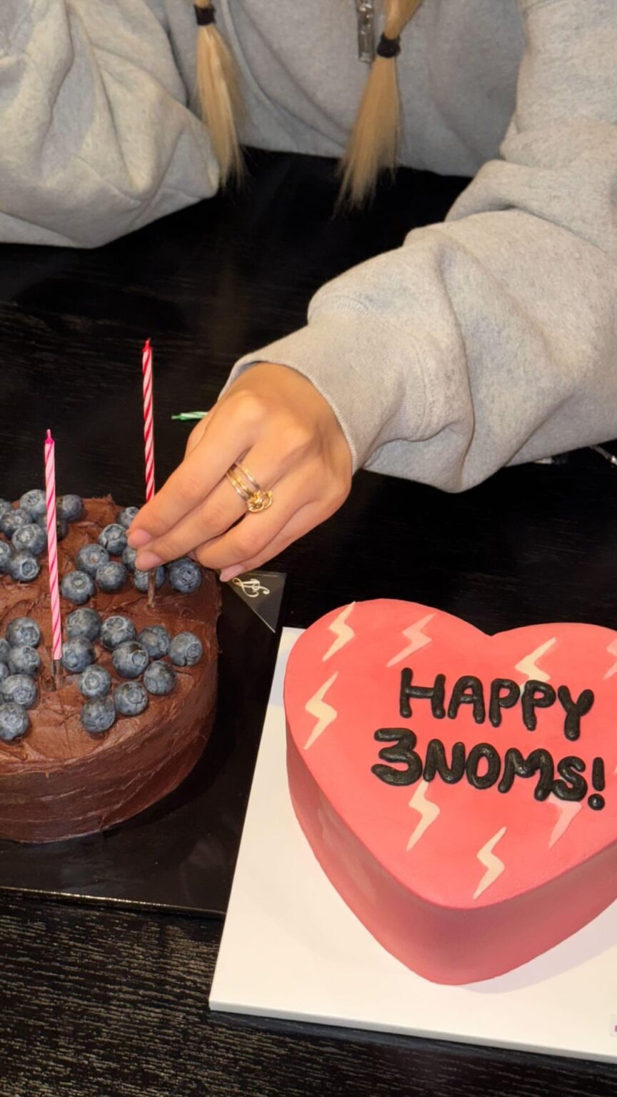 251127 تحديثات قصة Joan & Ashley IG مع ROSÉ