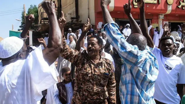 سكان محليون في مظاهرة بأم درمان في 31 أكتوبر/تشرين الأول 2025، احتجاجاً على ما ذُكر عن انتهاكات ارتكبتها قوات الدعم السريع في الفاشر، غرب السودان. 