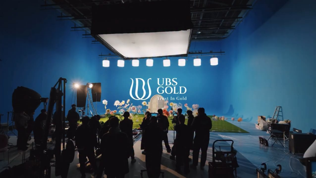 251113 تحديث إنستغرام UBS Gold - 🚨 أخبار عاجلة مرة واحدة في إندونيسيا 🚨مظاهر نايون في هذا الفيديو تصيبنا بالدوار بالفعل، تخيلوا مقابلتها مباشرة في جاكرتا؟! 🤯💖 نعم، إنه رسمي! 👑🐰✨لقاء وتحية نايون في جاكرتا ✨