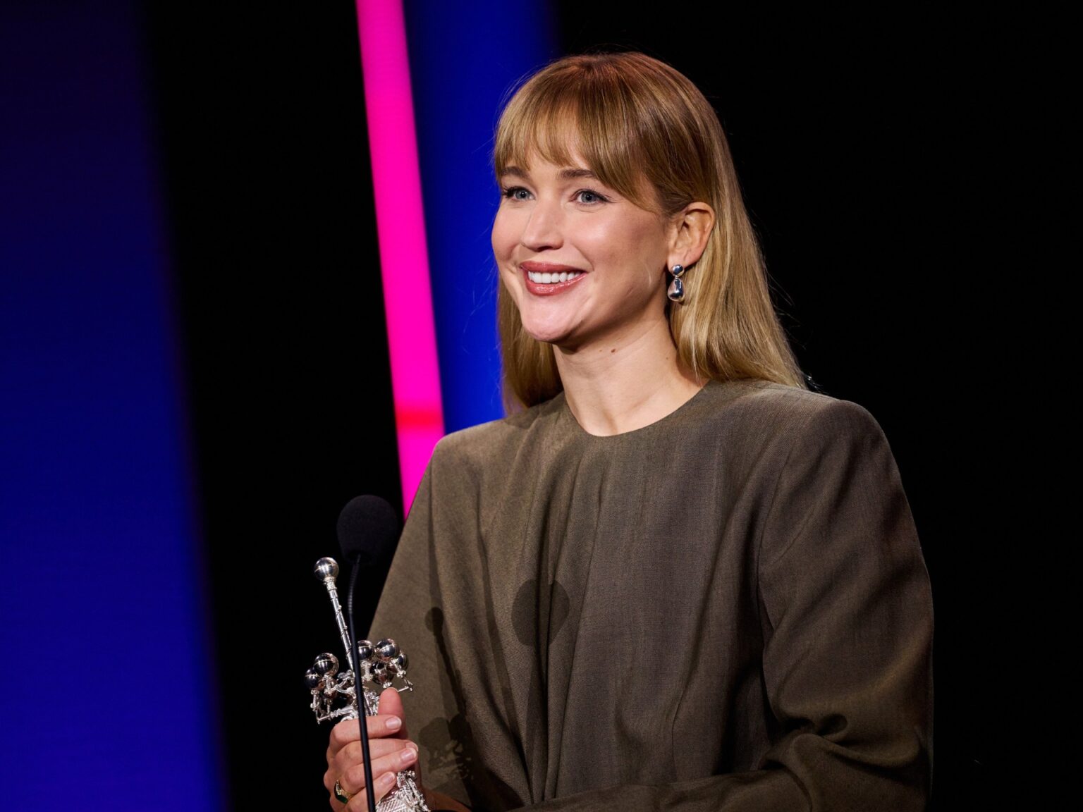 جنيفر لورانس تنتقد إقحام النجوم في السياسة وتستعد لعمل مع سكورسيزي ودي كابريو | فن