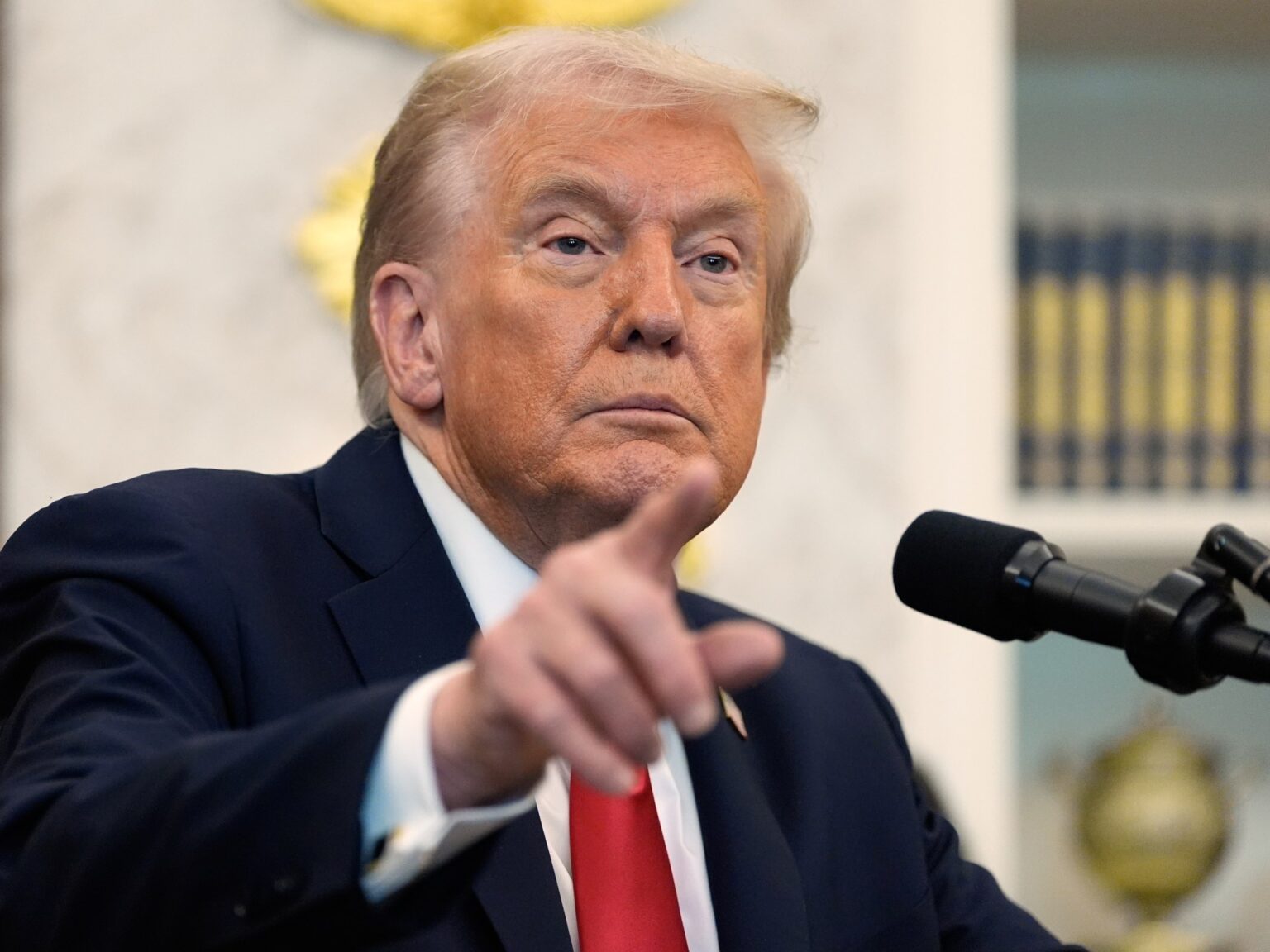 ترامب قد يحرر العالم من عبودية الدولار دون أن يدري | اقتصاد